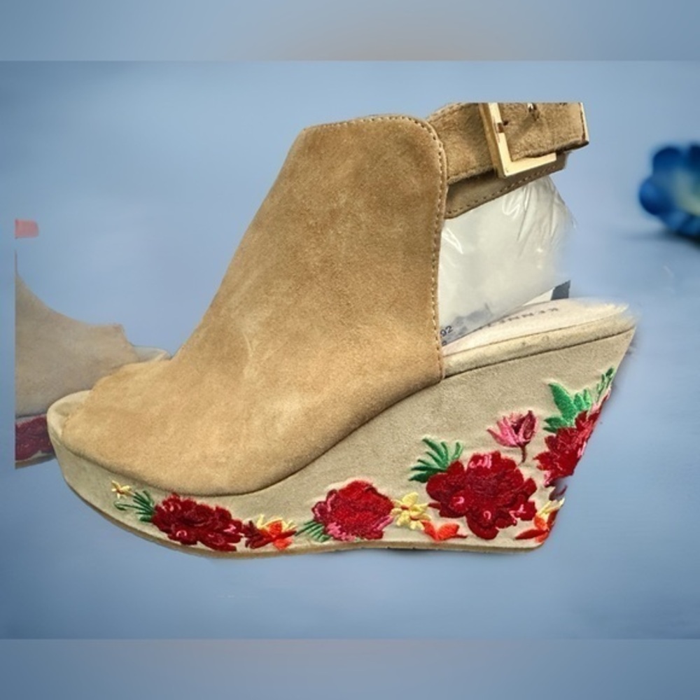 EUC Kenneth Cole New York flower embroidered wedge heels, size 9.5M‎